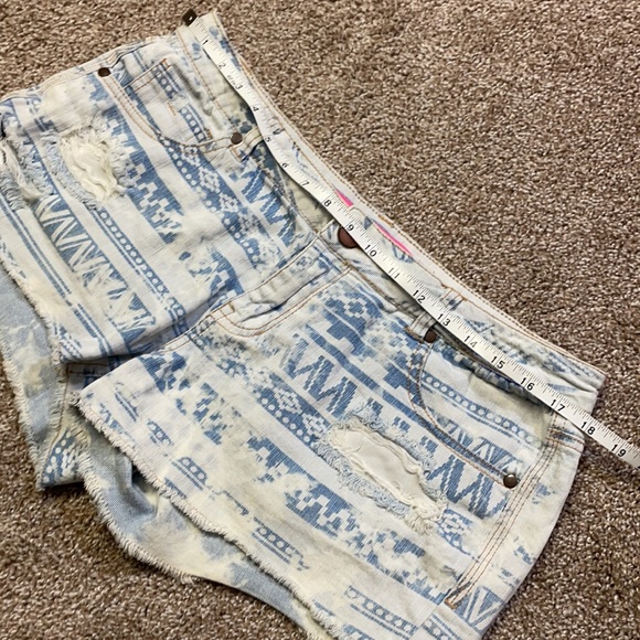 4/$24🦩 Tinseltown Denim Patterned Shorts Size 11 - Picture 9 of 9
